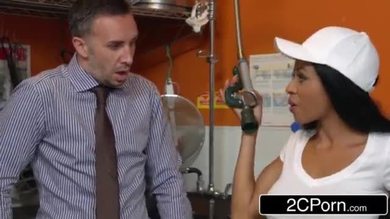 La nouvelle serveuse à forte poitrine Anya Ivy ne peut s'empêcher d'être une petite nymphomane en chaleur.