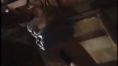 Adolescente asiatique en action de bondage extrême