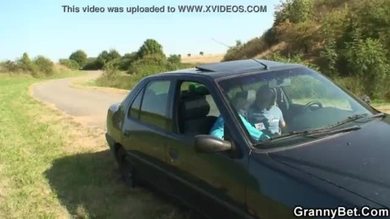 Putain de mamie de 80 ans sur le bord de la route