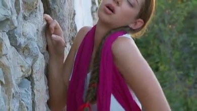 Une belle jeune fille se déshabille et se masturbe pour nous.