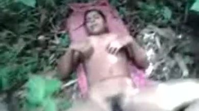 Desi gf show nu et baise dans les champs