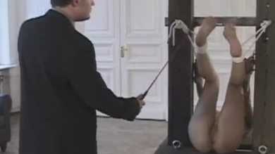 Une étudiante blonde sexy punie en bondage par son professeur sadique