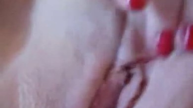 Masturbation de la chatte mouillée et rasée d'une milf mature excitée