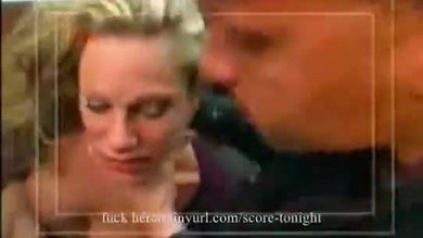 Valentino obligeant une femme à sucer la bite d'un homme.