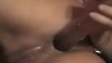 Une asiatique super chaude se masturbe le cul avec un vibromasseur.