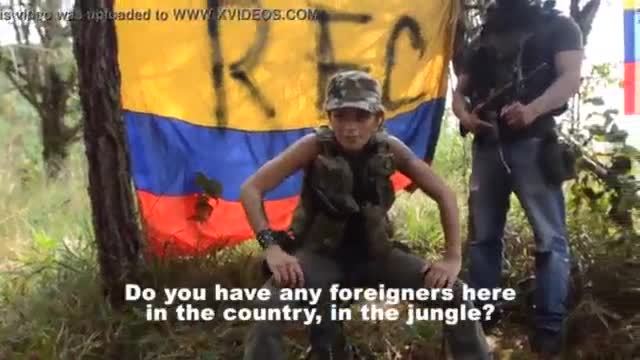 Un reporter étranger capturé et baisé par un gang de latines folles