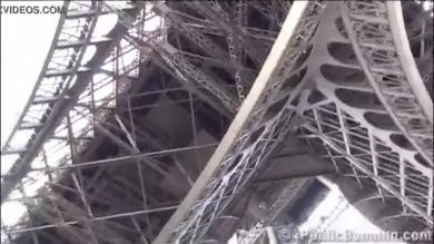 Tour Eiffel, sexe extrême en public, plan à trois ou orgie