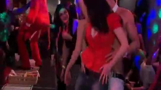 Brunes chaudes dansant à une fête