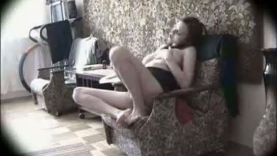 Fille se branlant en fauteuil roulant -spycam